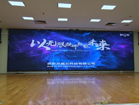丁字橋***公司BTQ020安裝完畢，尺寸7.68x2.4m，像素點(diǎn)3840x1200