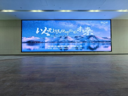 荊州某產業(yè)園p2.5全彩安裝調試完畢    尺寸：9.6×3.36； 像素點：3840×1344