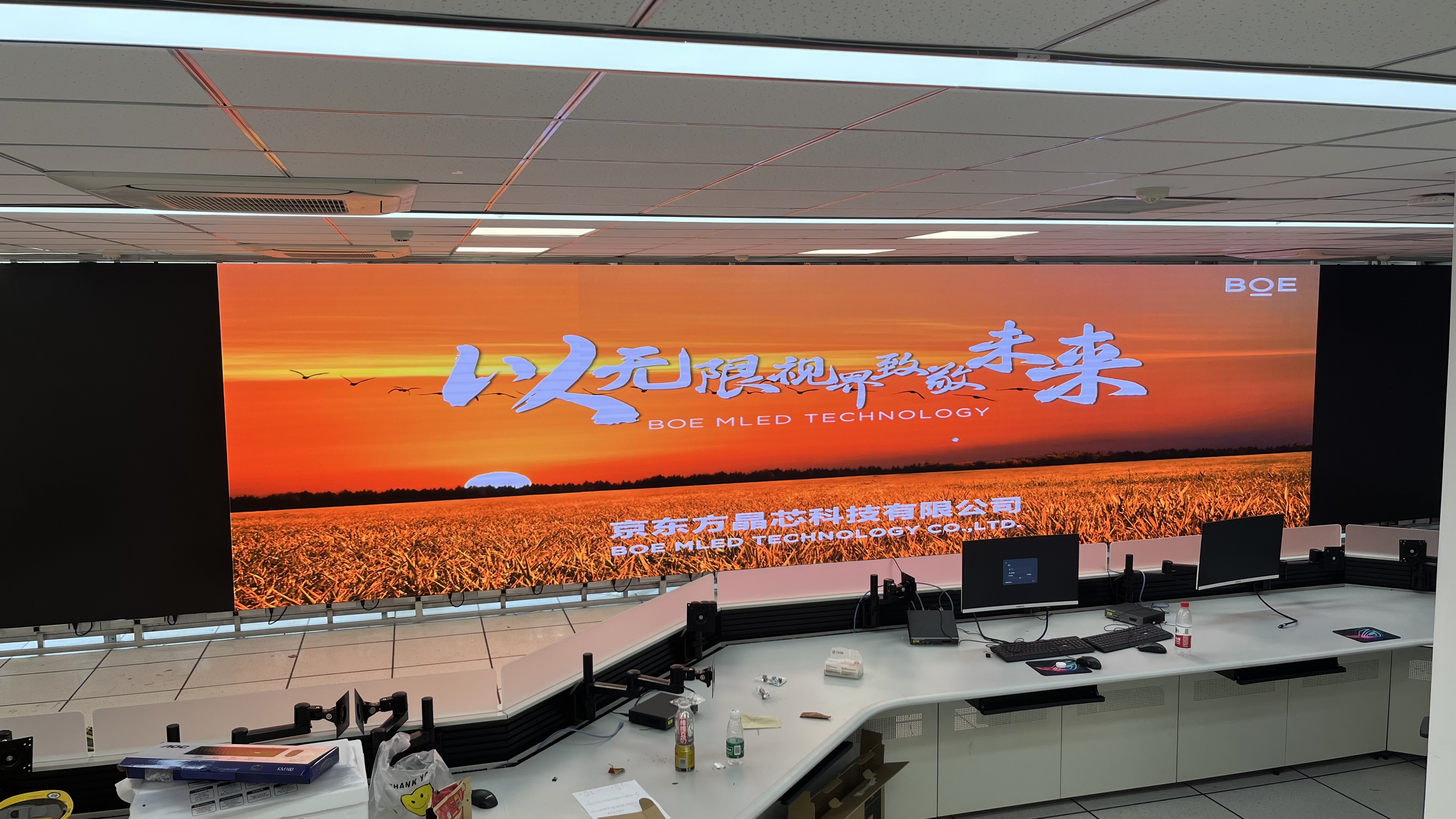 **汽車測(cè)試場(chǎng)COB1.2安裝調(diào)試完成   尺寸: 13.8*2.3625    像素點(diǎn) :11040*1890